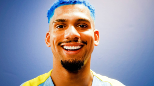Ronald Araujo se ausenta de Uruguay para tratamiento médico en España