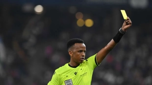Omar Artan, árbitro somalí, supera polémica y dirige final de Supercopa Europa