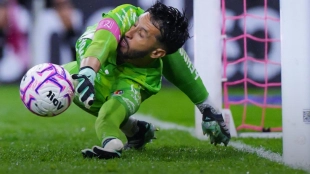 Histórico penalti atajado por Camilo Vargas en el clásico mexicano Atlas vs. Chivas