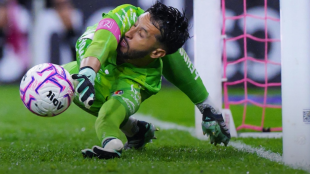 Histórico penalti atajado por Camilo Vargas en el clásico mexicano Atlas vs. Chivas