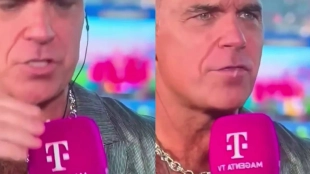 Robbie Williams despeja la polémica sobre el objeto que cayó durante su entrevista