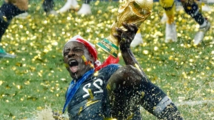 Benjamin Mendy subasta su réplica de la Copa del Mundo lograda en Rusia 2018